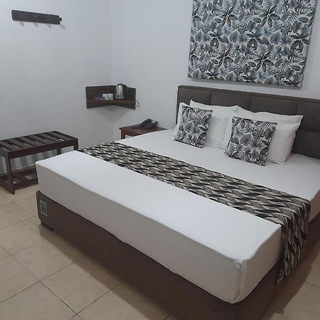 Larn'S Villa Hotel & Apartment Wadduwa Extérieur photo