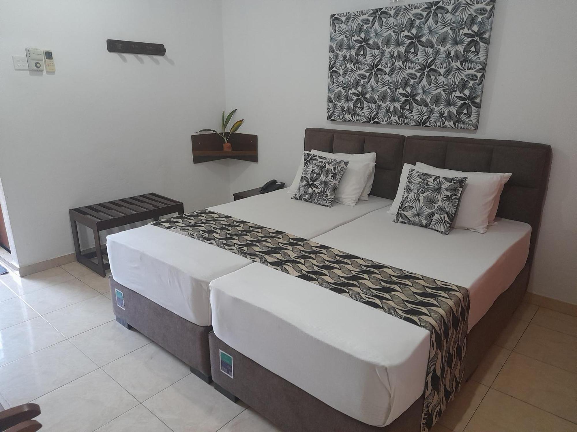 Larn'S Villa Hotel & Apartment Wadduwa Extérieur photo