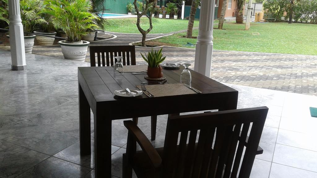Larn'S Villa Hotel & Apartment Wadduwa Extérieur photo